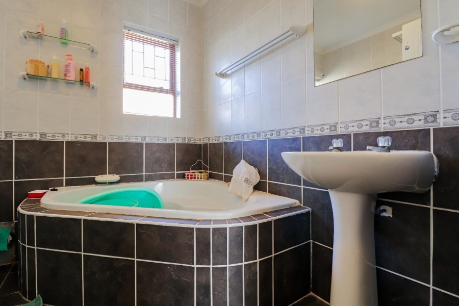 3 Bedroom Property for Sale in Heiderand Western Cape